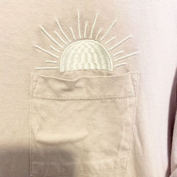 ‎VibeN’ Lavendar Embroidered Pocket Crop Top - Picture 3 of 5